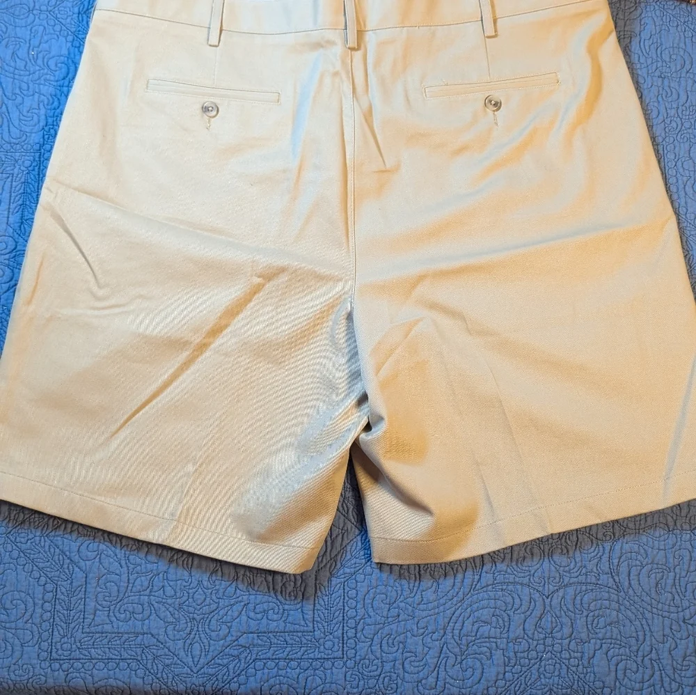 Lands’ End Khaki Shorts Men’s Size 42 Traditional Fit Pleated Dark Khaki (E14)